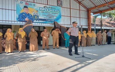 Upacara Bendera SMAN 1 Bungkal, Penguatan Takwa, Literasi, Disiplin, dan Bijak Bermedia Sosial